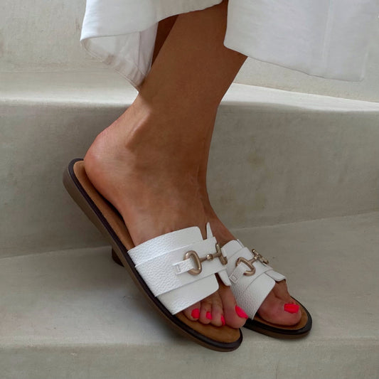 Mules plates à boucle – effet grainé Blanc