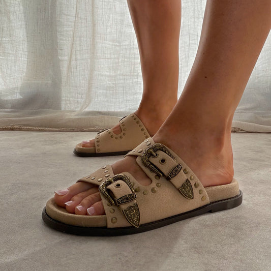 Mules à boucles western cloutées effet suédine – Taupe