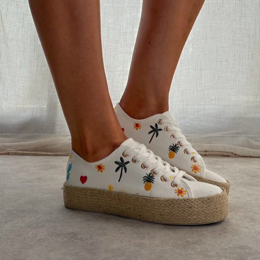 Baskets espadrilles blanches brodées – semelle corde