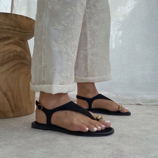 Sandales plates femme entre-doigt – détail bijou & bride cheville Noir