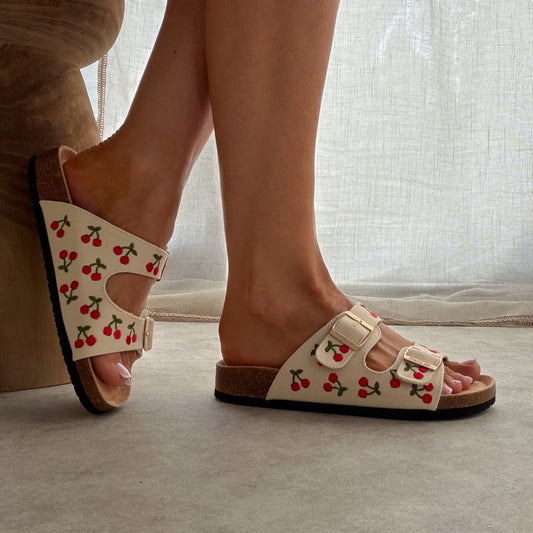 Mules à boucles toile brodée cerises – semelle confort