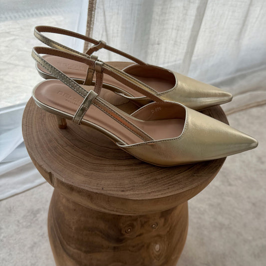 Escarpins slingback dorés à bout pointu – talon confortable