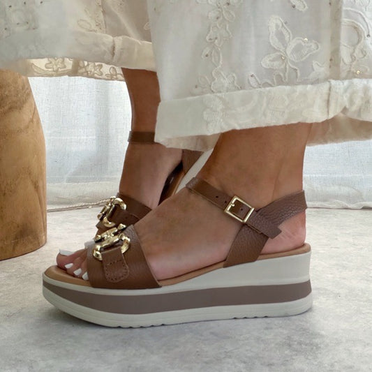 Sandales compensées cuir femme – boucle réglable & semelle confortable | Camel, noir, blanc