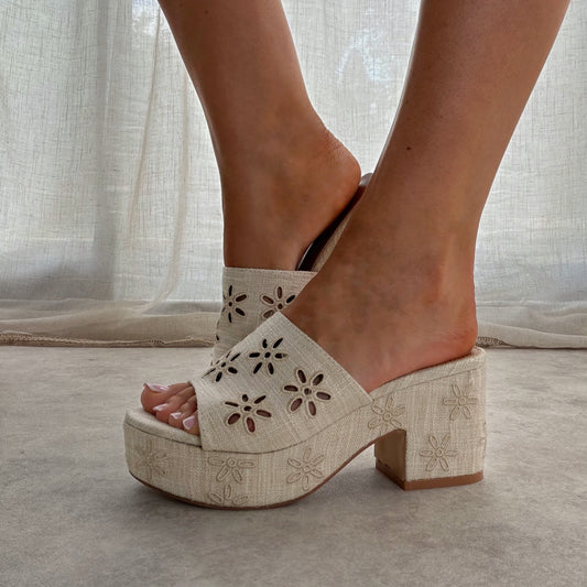 Mules à talon bloc beige en toile brodée – style bohème