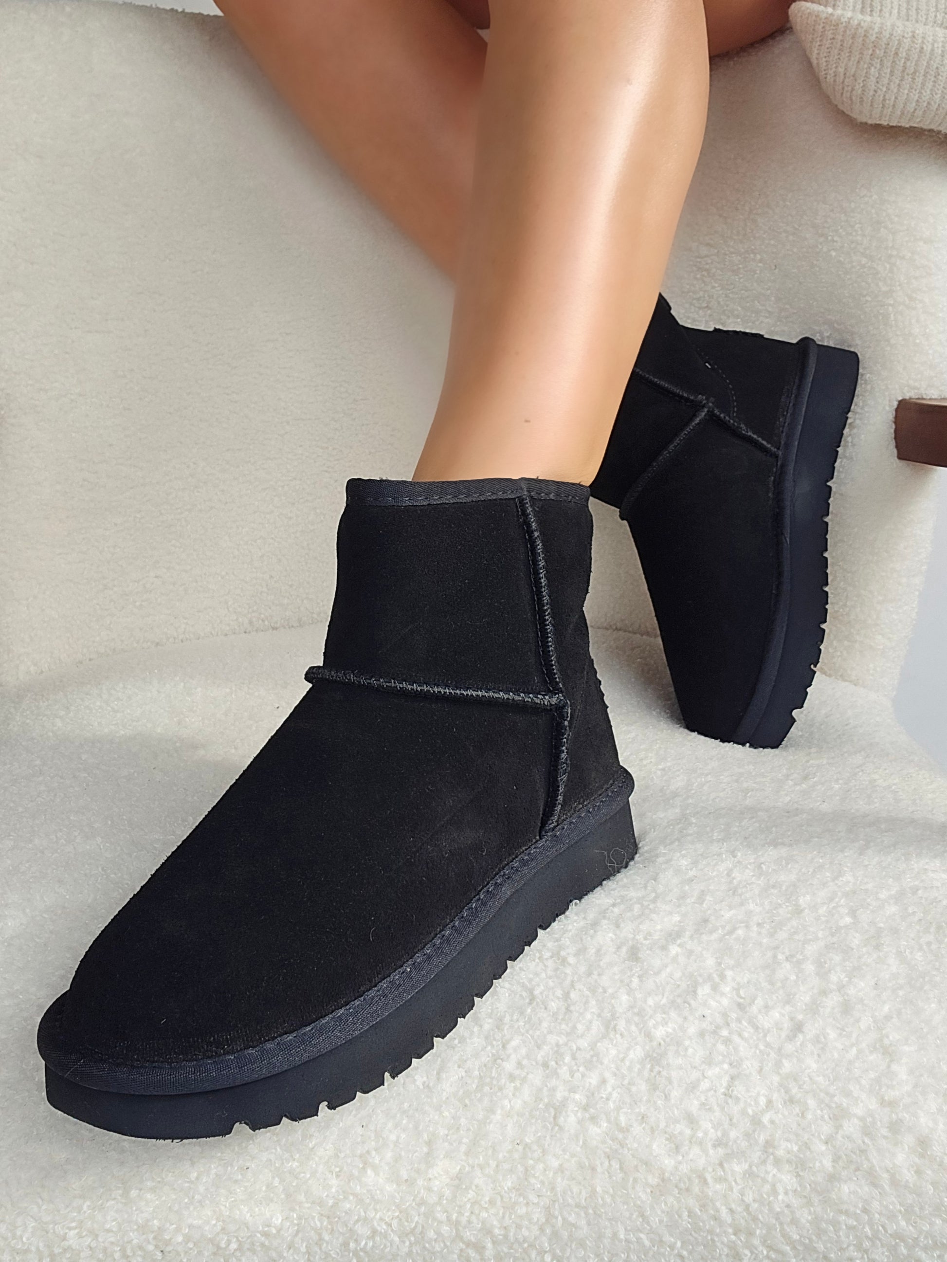 Boots en cuir noir à plate-forme avec doublure en fourrure – Un choix élégant