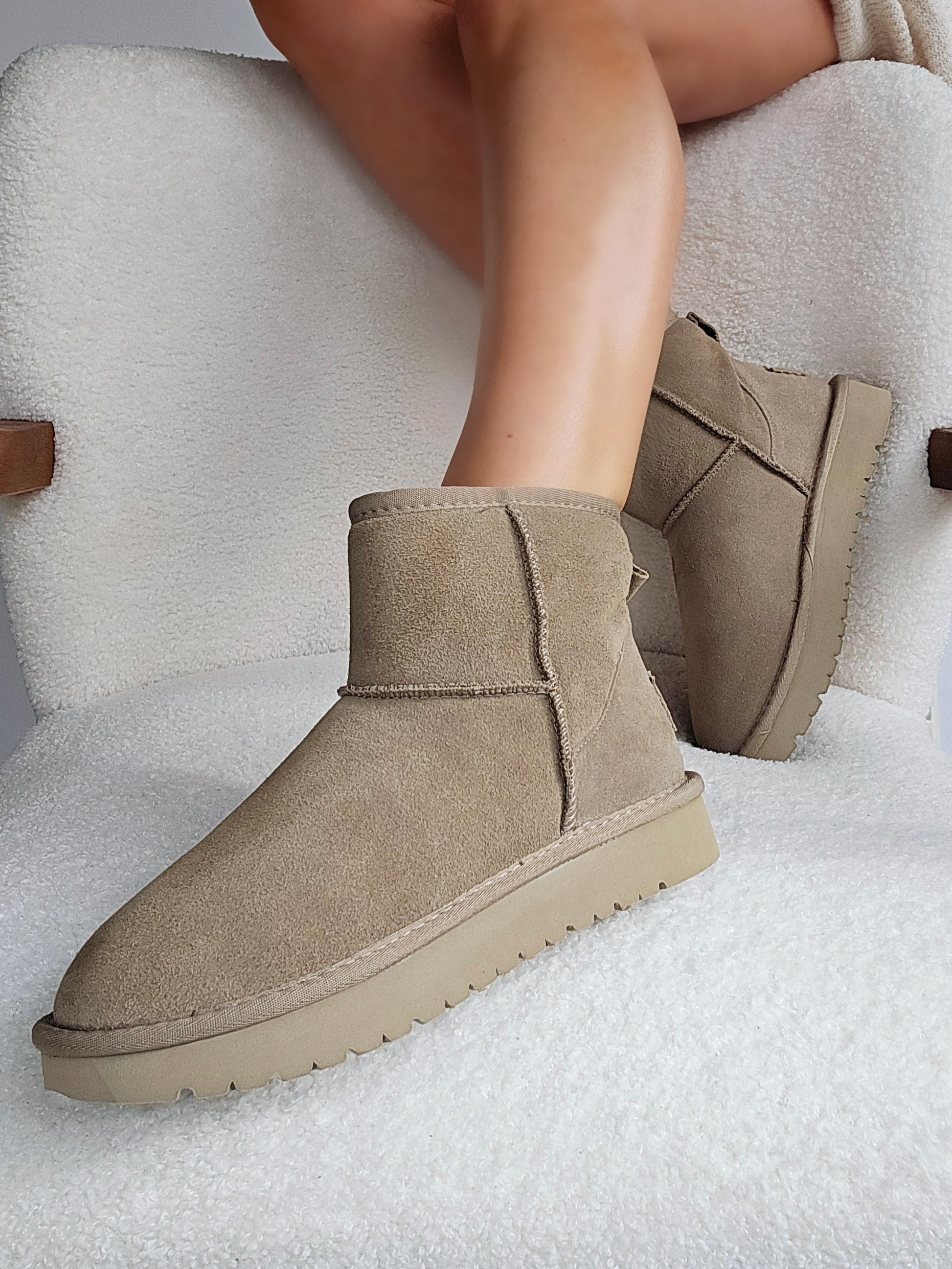 Boots taupe en cuir avec semelle plate-forme – Style chic et confort douillet