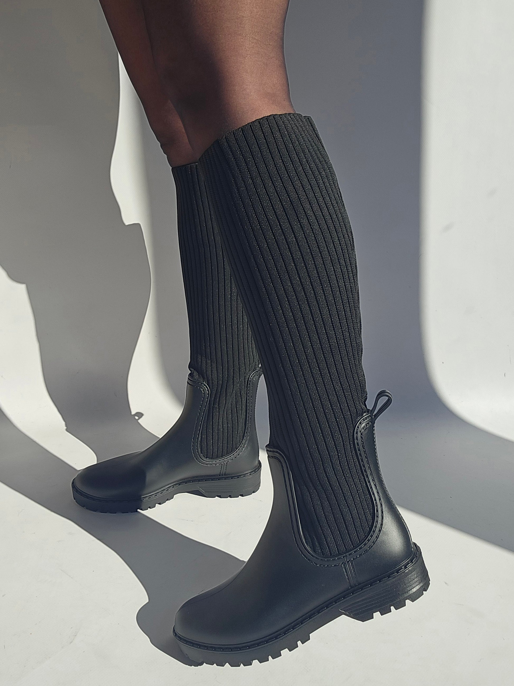 Bottes de pluie noires avec chaussette intégrée, offrant une protection optimale contre l'humidité