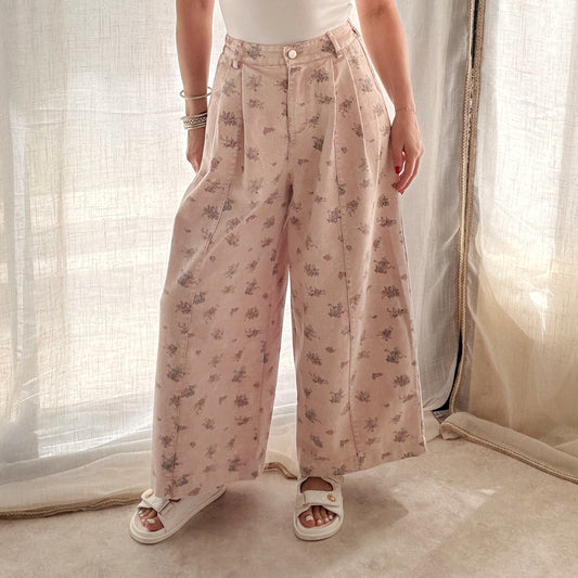 Pantalon jean léger fleuri rose – Coupe large 7/8ème