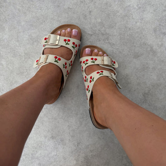 Mules à boucles toile brodée cerises – semelle confort