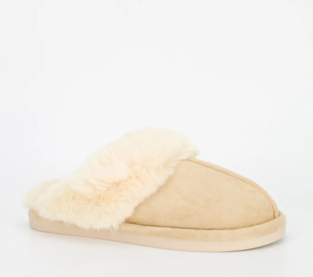 Pantoufles douces beige à l'intérieur en fourrure – Conçues pour envelopper vos pieds de douceur