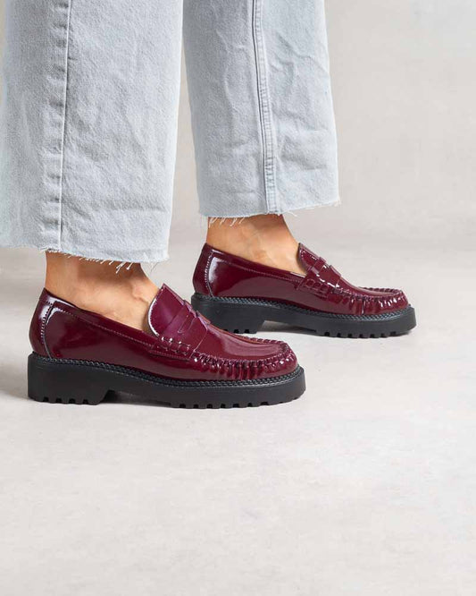 Mocassins vernis semelle crantée – Bordeaux
