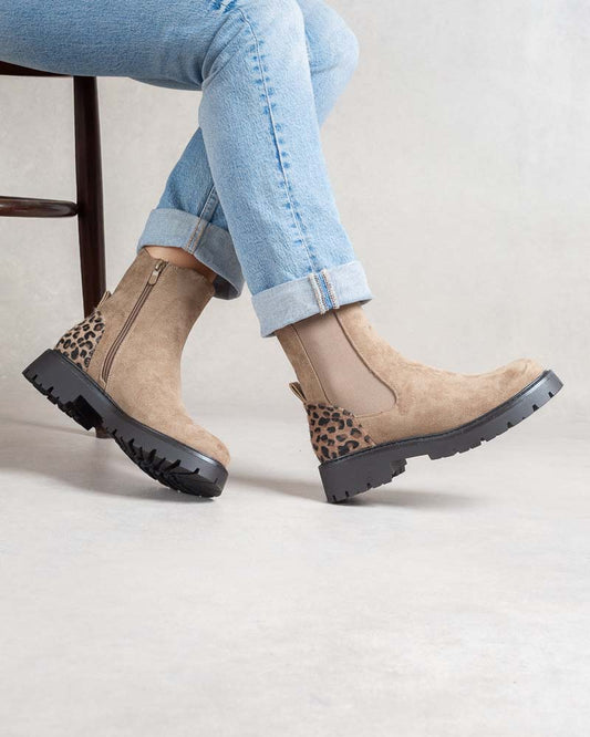 Boots femme semelle fine façon Chelsea – détail léopard au talon Beige