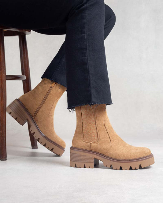 Chelsea boots femme noires à talon cranté – détails imprimés Camel