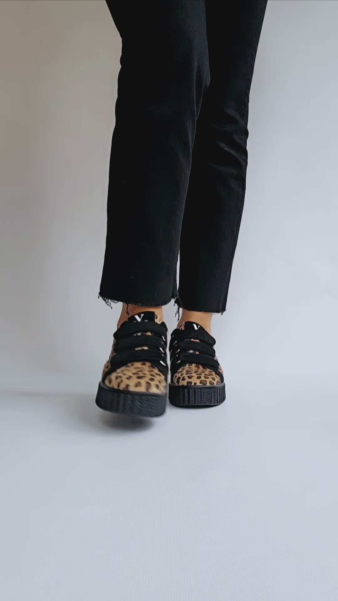 Baskets Vanessa Wu éclair Alia léopard beige et noir à scratchs