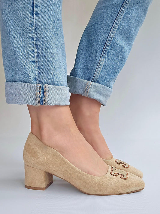 Escarpins talon carré bout logo Beige