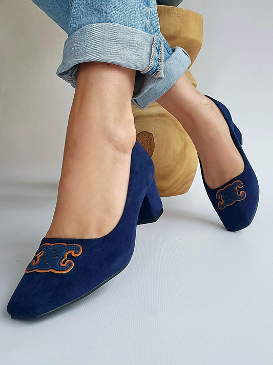 Escarpins talon carré bout logo Bleu marine