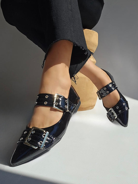 Ballerines noires vernies à brides et boucles argentées – Esprit chic & rock