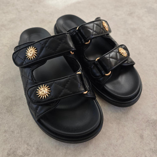 Mules noires à scratchs – Confort & maintien – Détail soleil doré