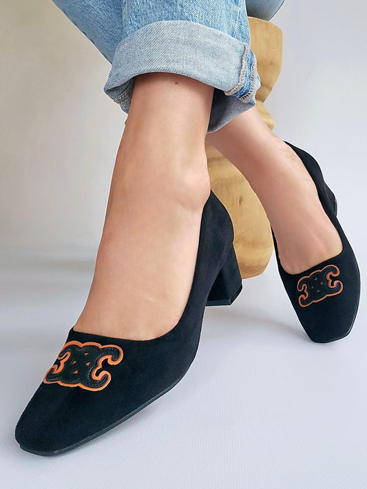 Escarpins talon carré bout logo Noir