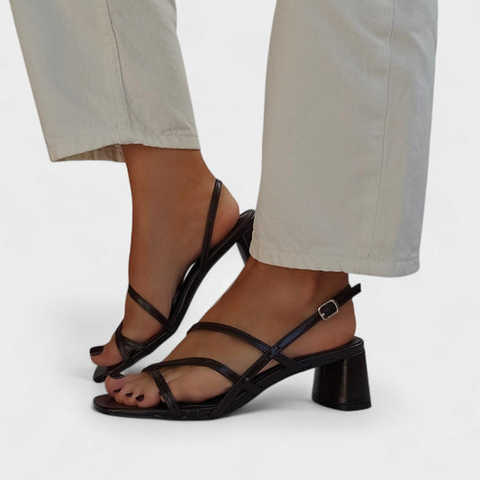 Sandales minimalistes à brides fines – Marron