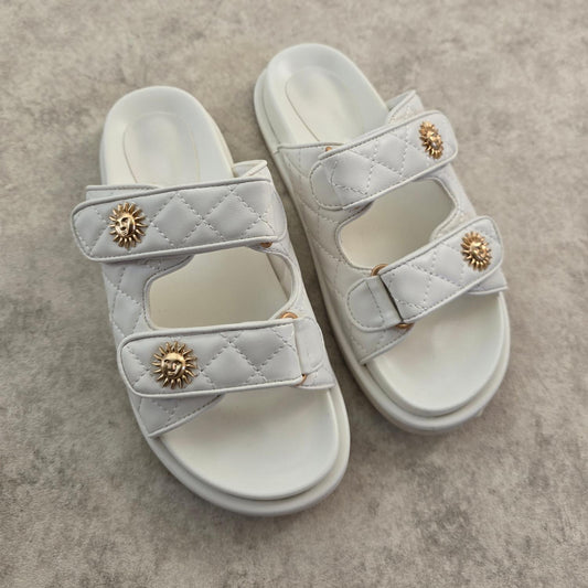 Mules blanches à scratchs – Confort & maintien – Détail soleil doré