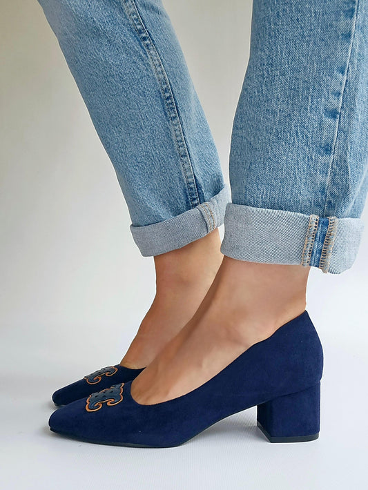 Escarpins talon carré bout logo Bleu marine