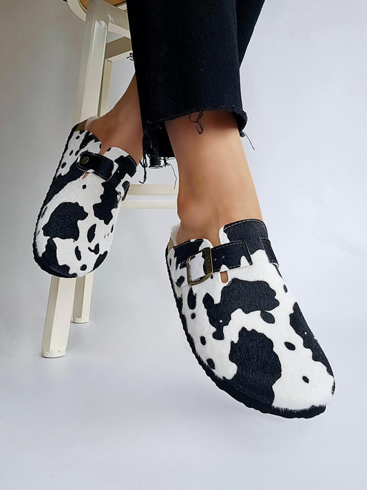 Mules sabot fourrées à boucle – Imprimé vache noir & blanc