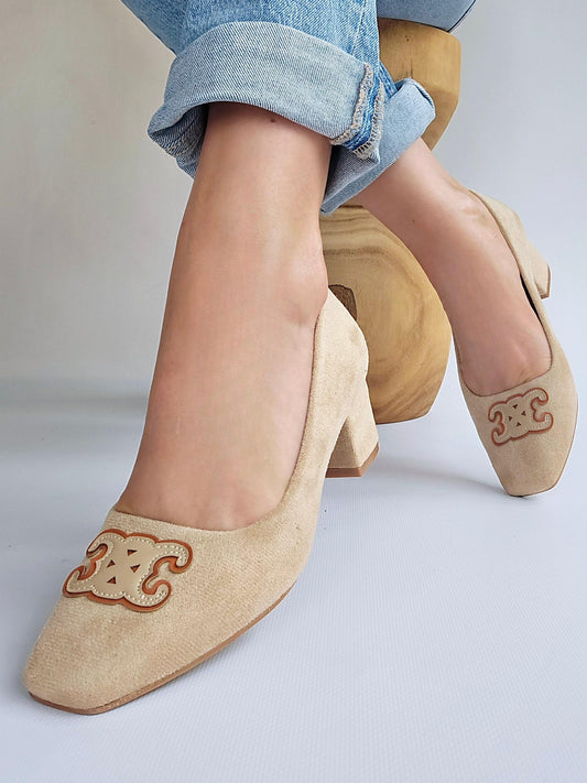 Escarpins talon carré bout logo Beige