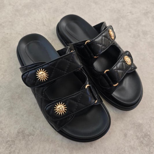 Mules noires à scratchs – Confort & maintien – Détail soleil doré