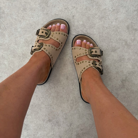 Mules à boucles western cloutées effet suédine – Taupe
