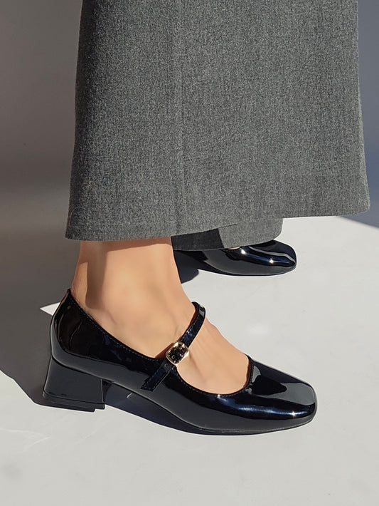 Black patent Mary Jane pumps