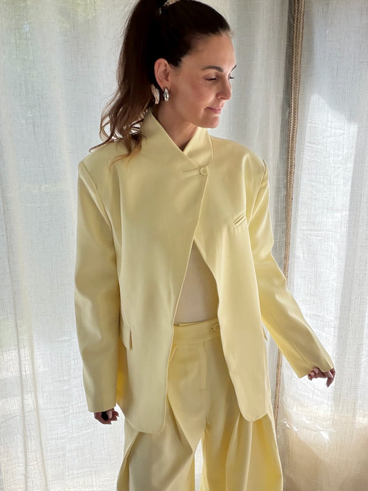 Blazer jaune pastel asymétrique – Coupe structurée