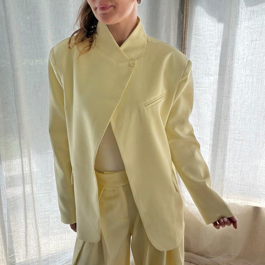 Blazer jaune pastel asymétrique – Coupe structurée