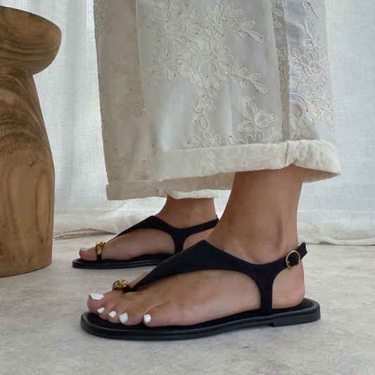 Sandales plates femme entre-doigt – détail bijou & bride cheville Noir