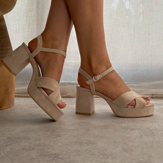 Sandales à talon bloc croisées – Beige