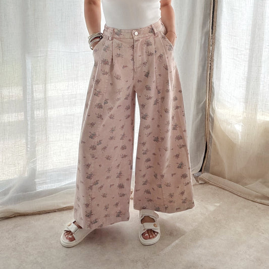 Pantalon jean léger fleuri rose – Coupe large 7/8ème