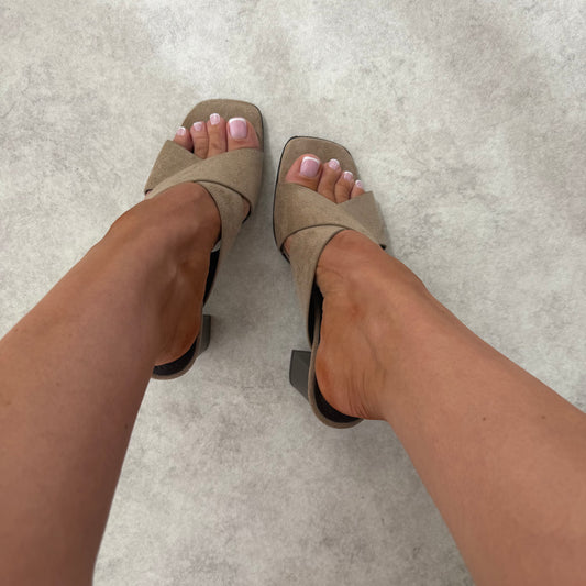 Mules à talon bloc croisées - Taupe