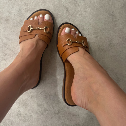 Mules plates à boucle – effet grainé Camel