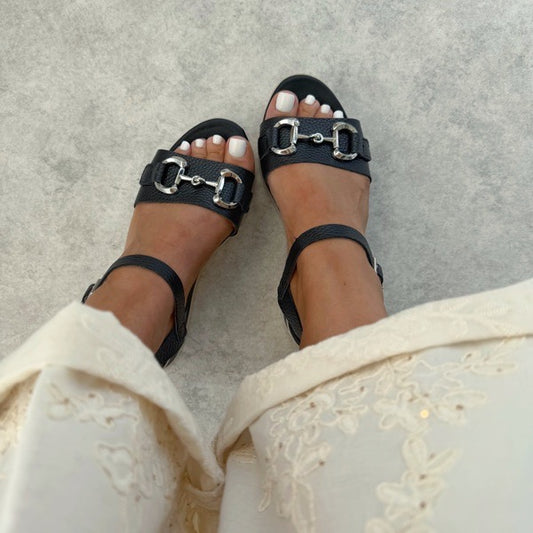Sandales compensées cuir femme – boucle réglable & semelle confortable | Camel, noir, blanc