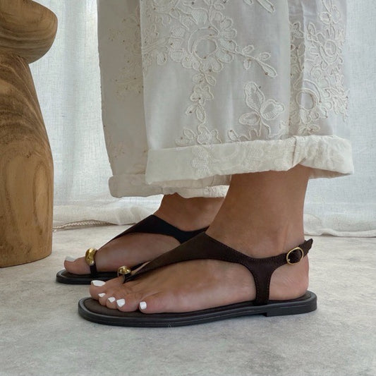 Sandales plates femme entre-doigt – détail bijou & bride cheville Chocolat