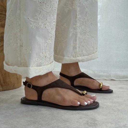 Sandales plates femme entre-doigt – détail bijou & bride cheville Chocolat