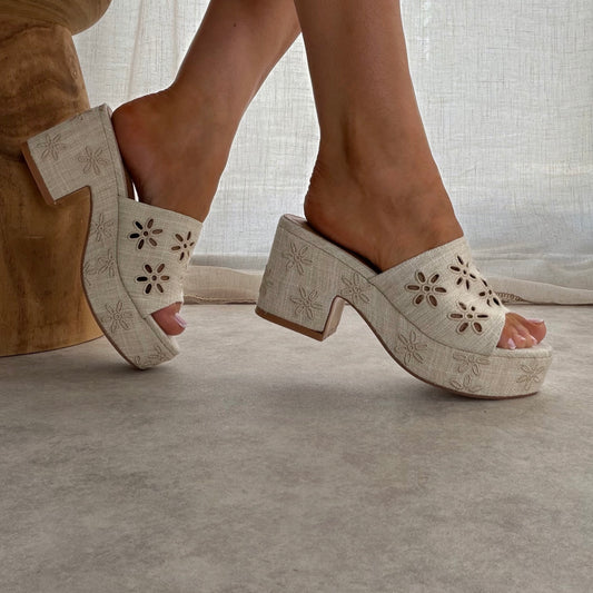 Mules à talon bloc beige en toile brodée – style bohème