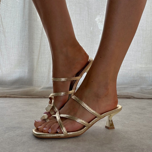 Mules dorées minimalistes à talon – entredoigt bijou nacré