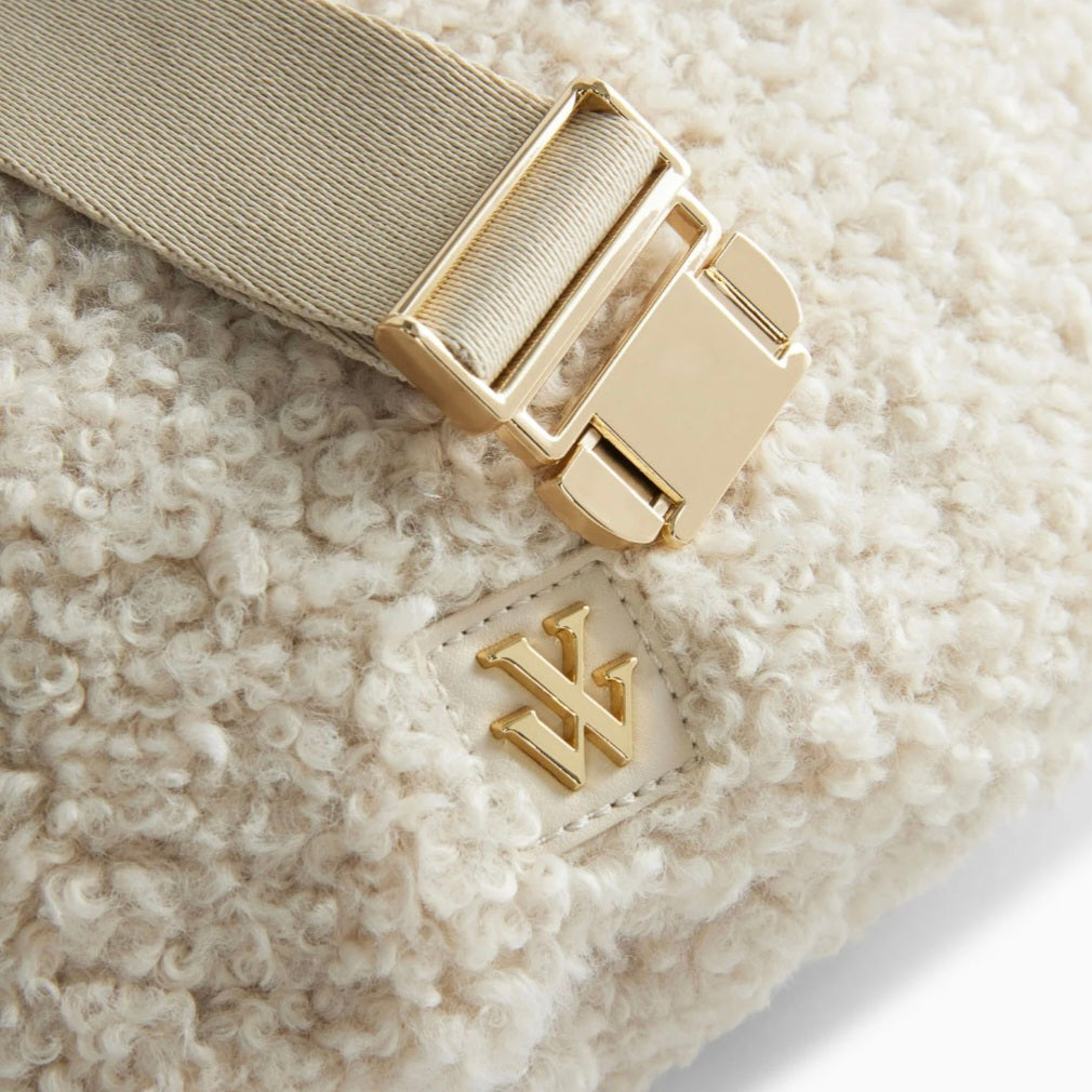 Sac banane oversize Annaelle de Vanessa Wu en fausse fourrure ivoire – Un accessoire tendance

