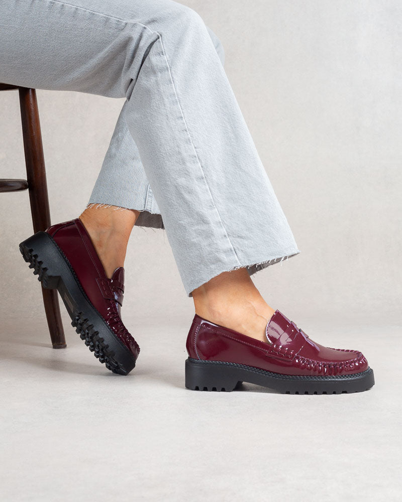 Mocassins vernis semelle crantée – Bordeaux