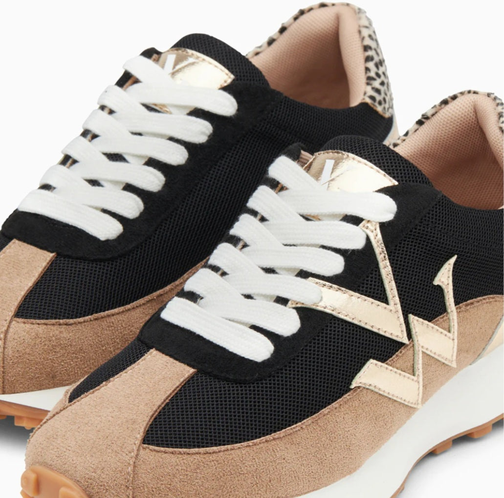 Baskets Vanessa Wu monogramme Pia beige et noir à semelle running