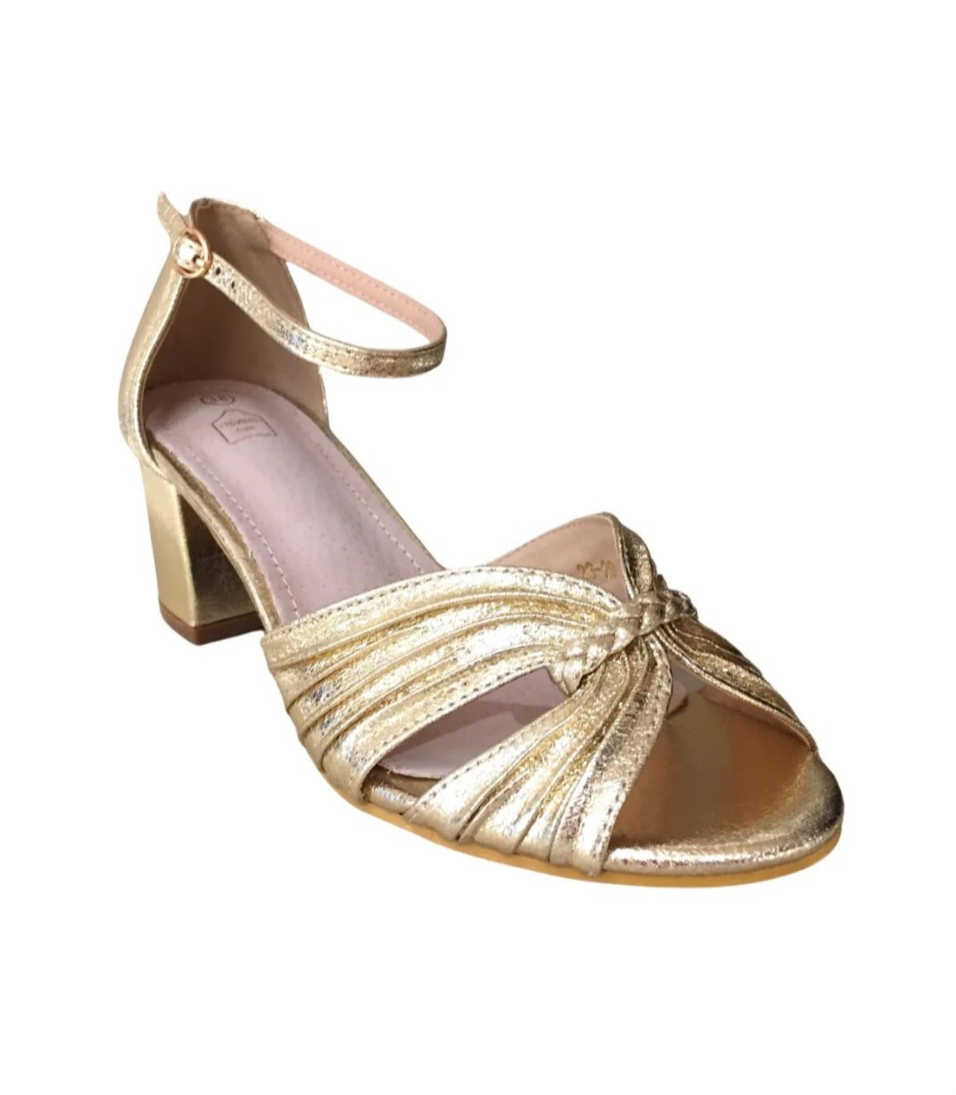 Sandals with closed heel behind Gold
