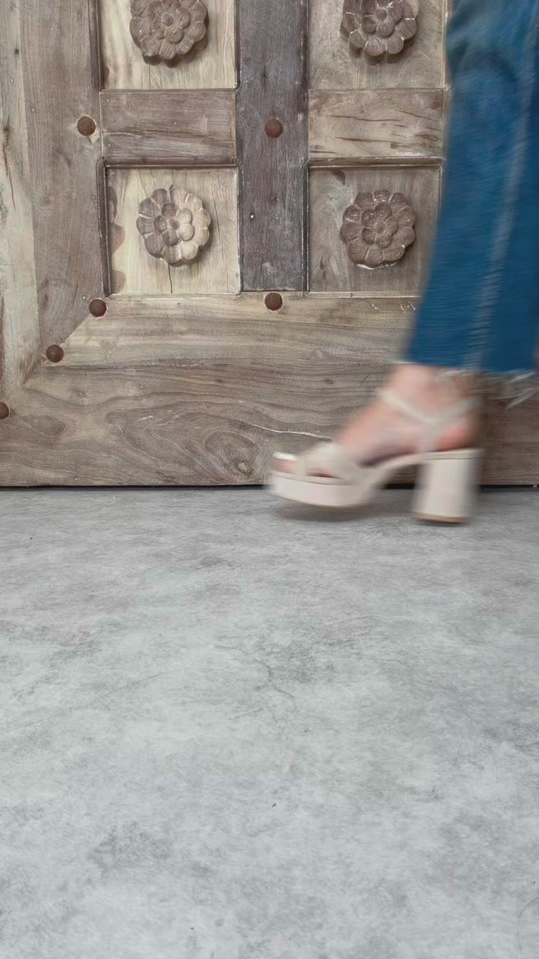 Sandales à talon bloc croisées – Beige
