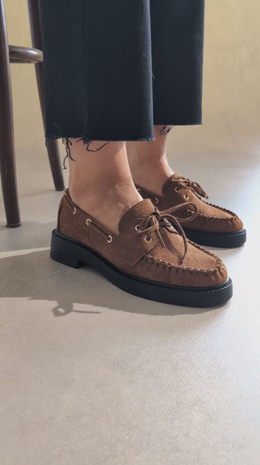 Mocassins bateau en suédine – Camel