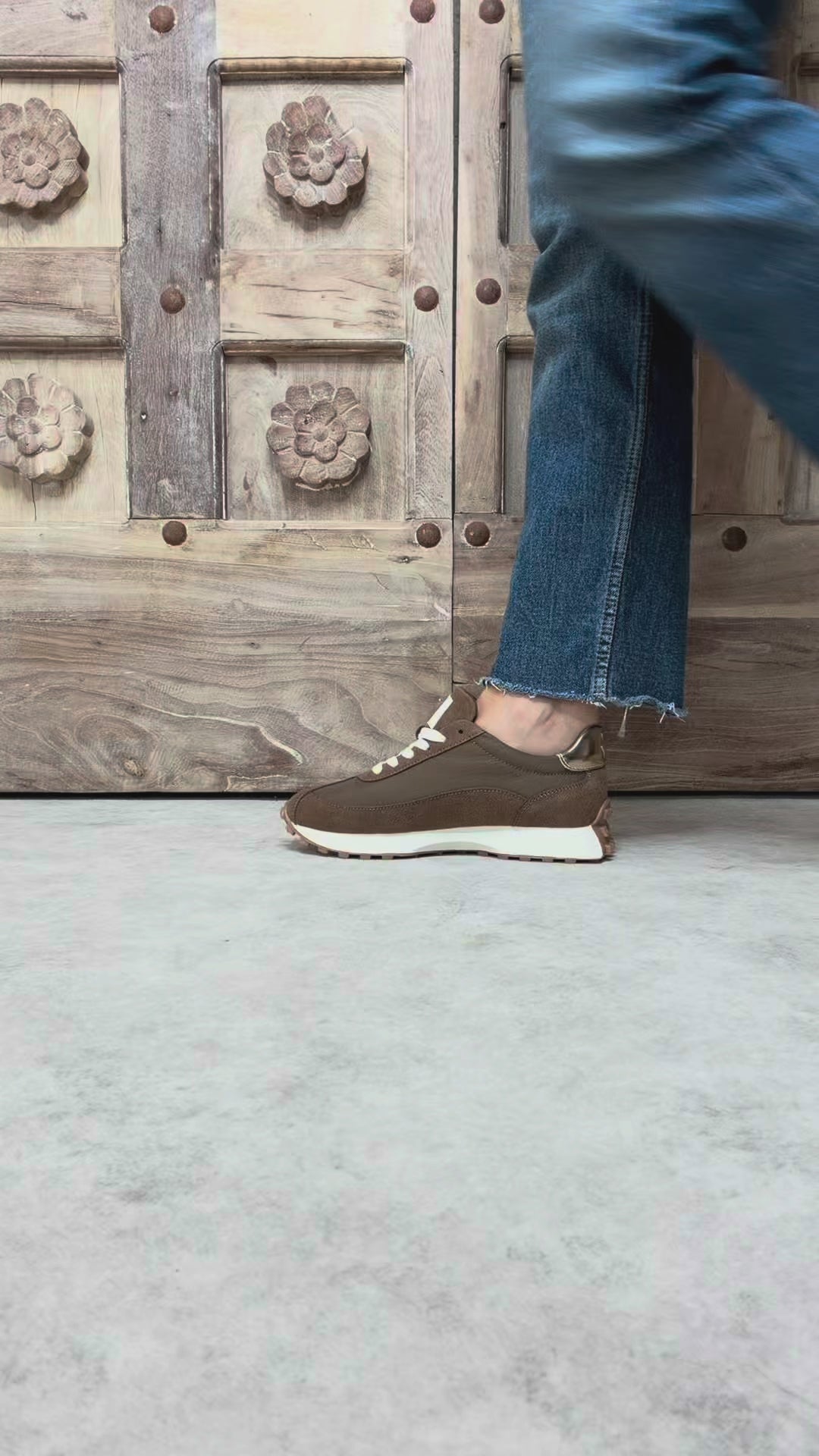Baskets femme Vanessa Wu FLOW Initials Brown taupe